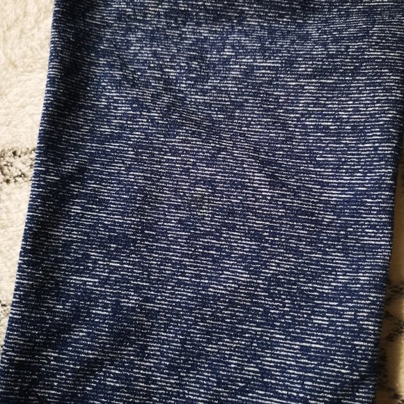 **SOLD**Underarmour 3/4 Blue Leggings - Picture 4 of 4